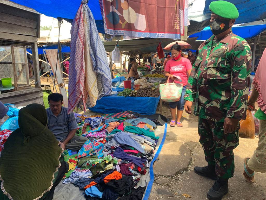 Cegah Covid-19, Sertu Susiawan Giat Sosialisasi Prokes Kepada Masyarakat di Pasar Minas