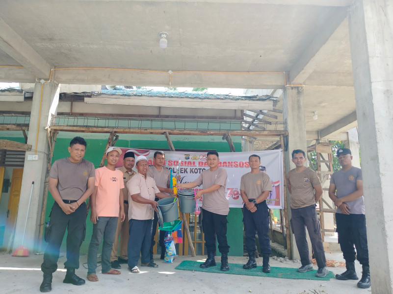 HUT Bhayangkara Ke-78 Tahun 2024, Polsek Koto Gasib Giat Bakti Religi Dan Serahkan Sejumlah Peralatan Bersih-bersih di Masjid Nurul Iman