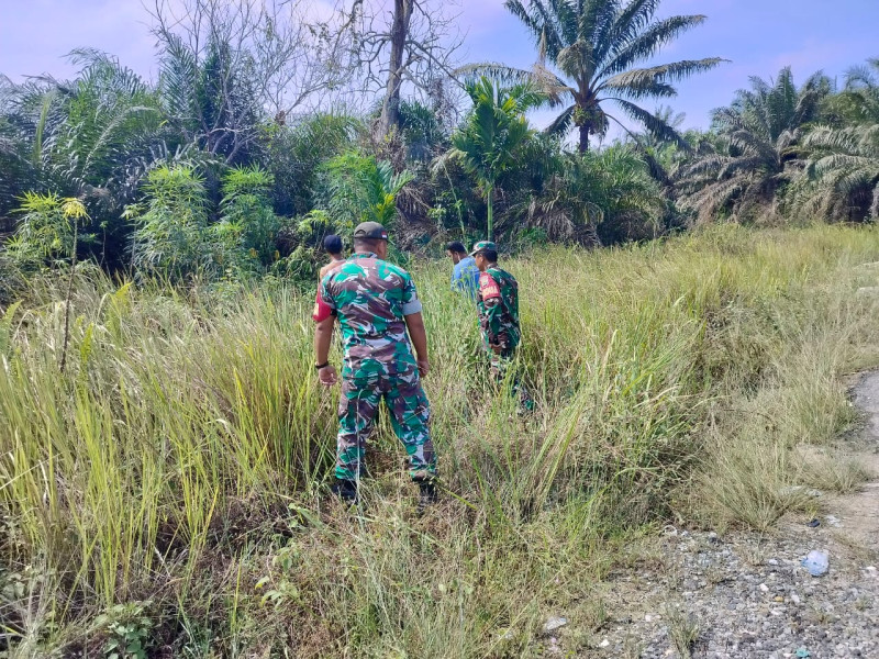 Cegah Karlahut, Serma Muhajir Bersama Warga Binaan Patroli Rutin di Kelurahan Minas Jaya