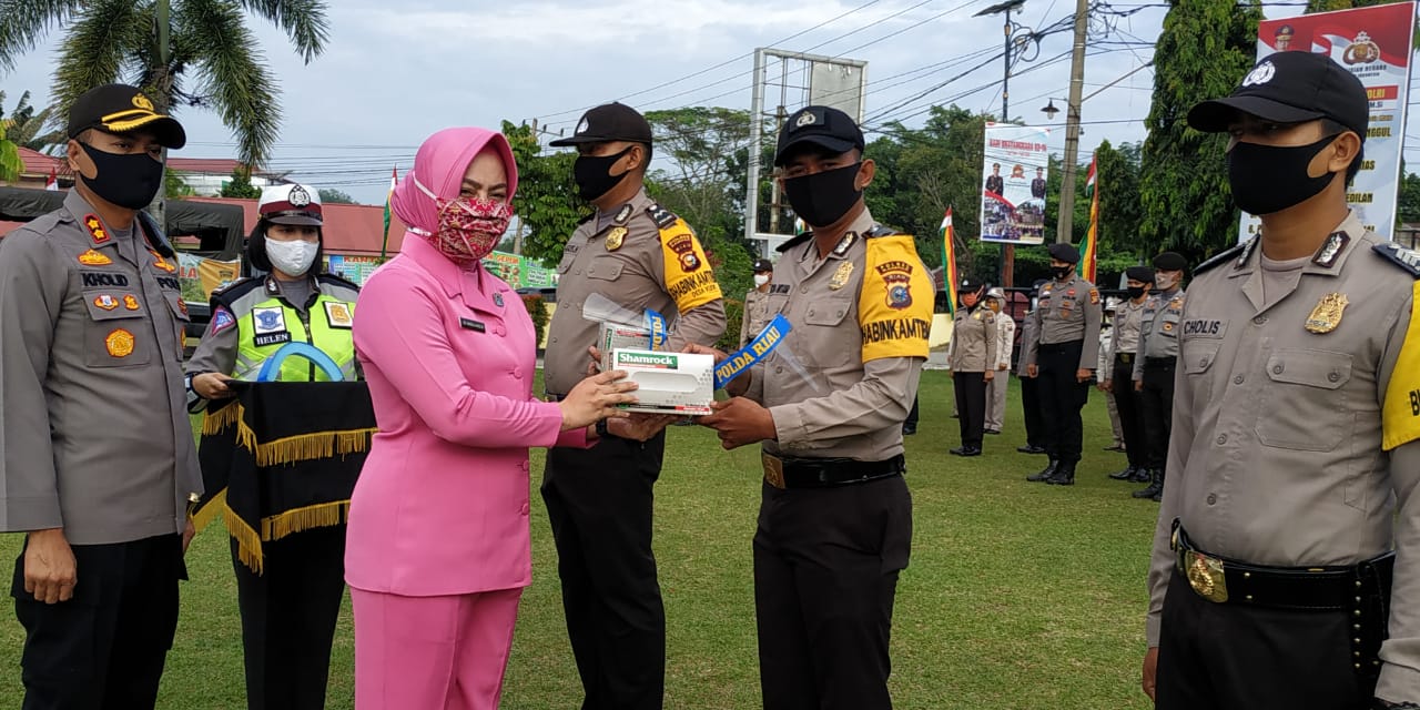 130 Bhabinkamtibmas di Kampar Terima Face Shield & Sarung Tangan dari Ketua Bhayangkari Riau