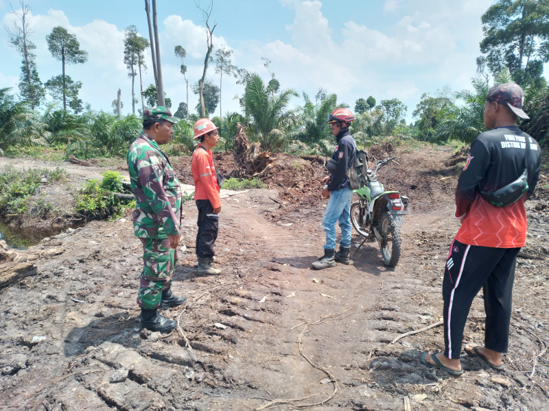 Serma Benriyadi Lakukan Patroli Dan Cek Embung Guna Antisipasi Karhutla di Wilayah Kampung Lubuk Umbut