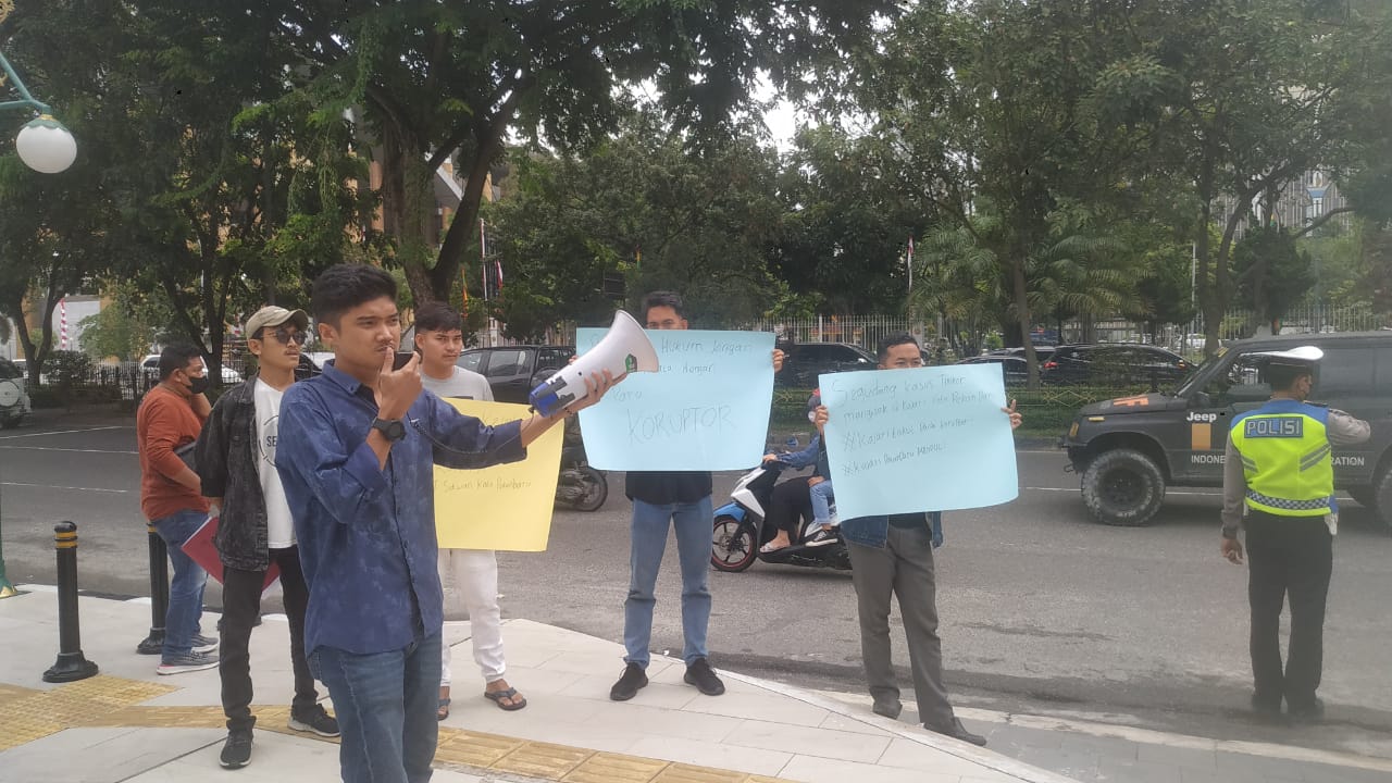 Diduga Permintaan Tak Dipenuhi, Aktivis AMAKRI Demo Mantan Plt Sekwan di Kejati Riau