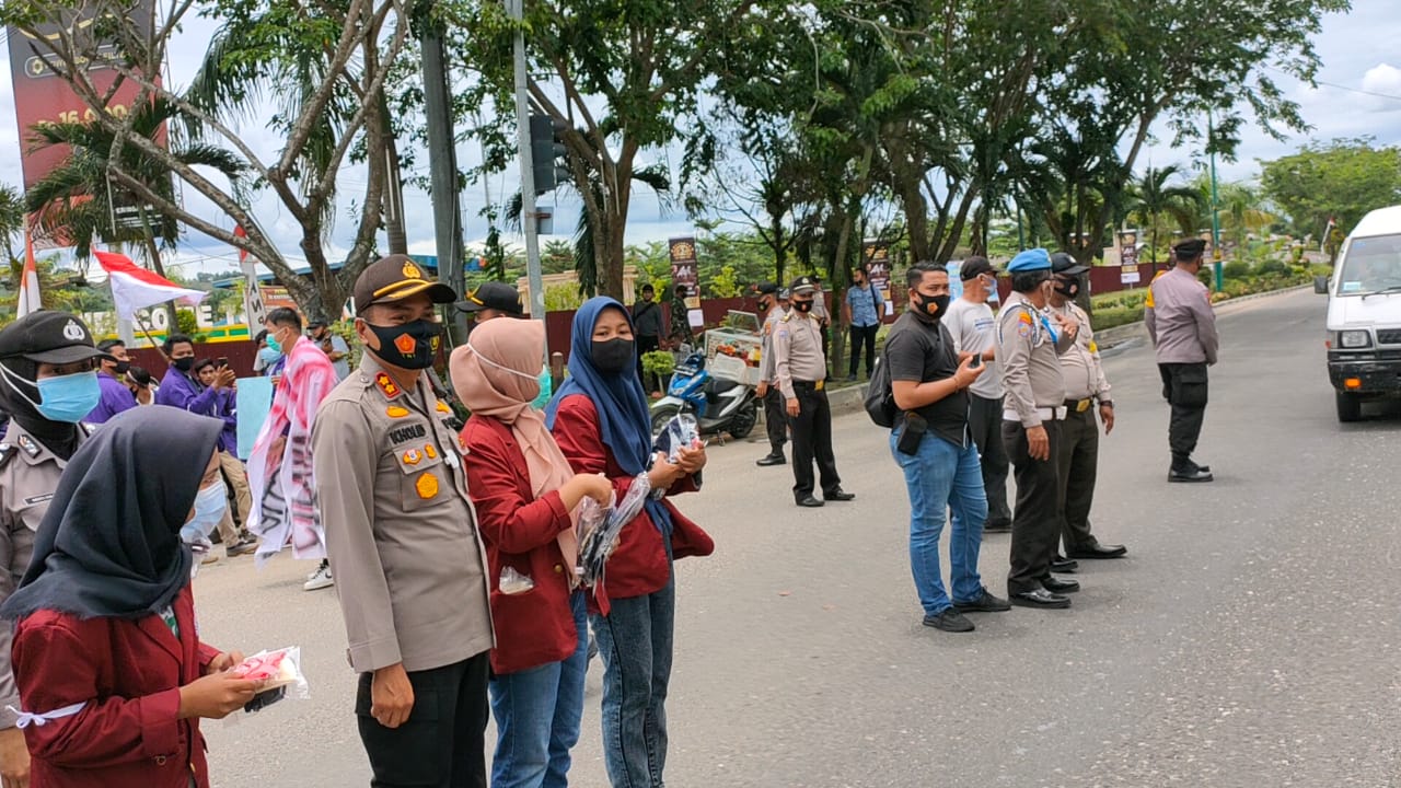 Mahasiswa & Polisi di Kampar Bagikan 1000 Masker kepada Masyarakat Saat Demo Tolak UU Cipta Kerja