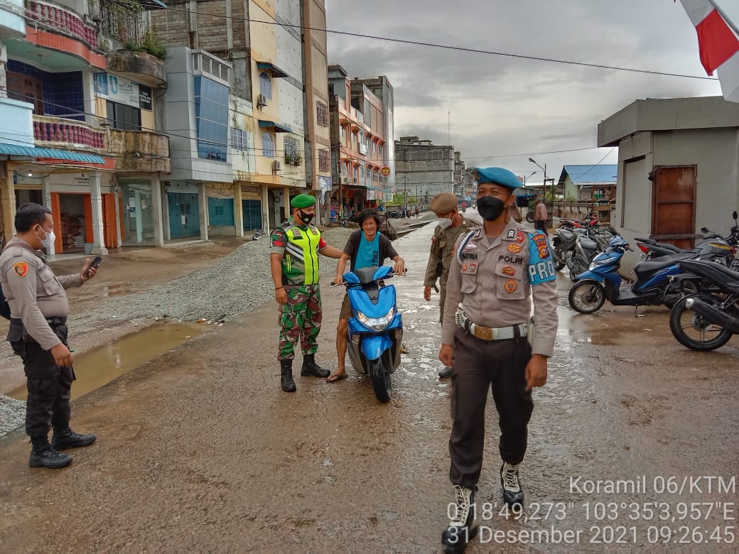 Dalam Menyambut Nataru 2022, Serda Piter Sirimba Ajak Masyarakat Taati Prokes