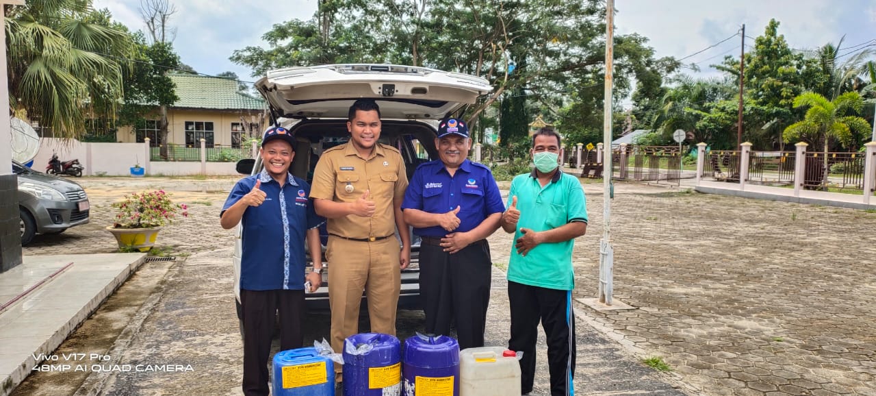 Dewan Suryono Kembali Serahkan 100 Liter Cairan Disinfektan Untuk Sei Mandau & Mandiangin