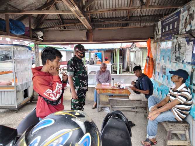 Babinsa Koramil 03/Minas Serma Zulkifli, Laksanakan Gakplin Rutin Antisipasi Penularan Virus Corona di Pasar Minas.