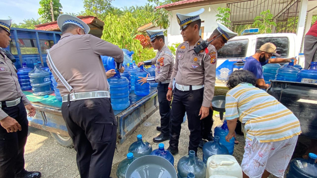 Satlantas Polres Pelalawan Bagikan 2000 Liter Air Bersih Jelang Pilkada 2024 untuk Mewujudkan Keamanan Kondusif