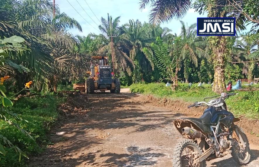 Bentuk Kepedulian Pabrik PT KAS Terhadap Lingkungan, Perusahaan Bantu Perbaiki Jalan Desa Batu Papan