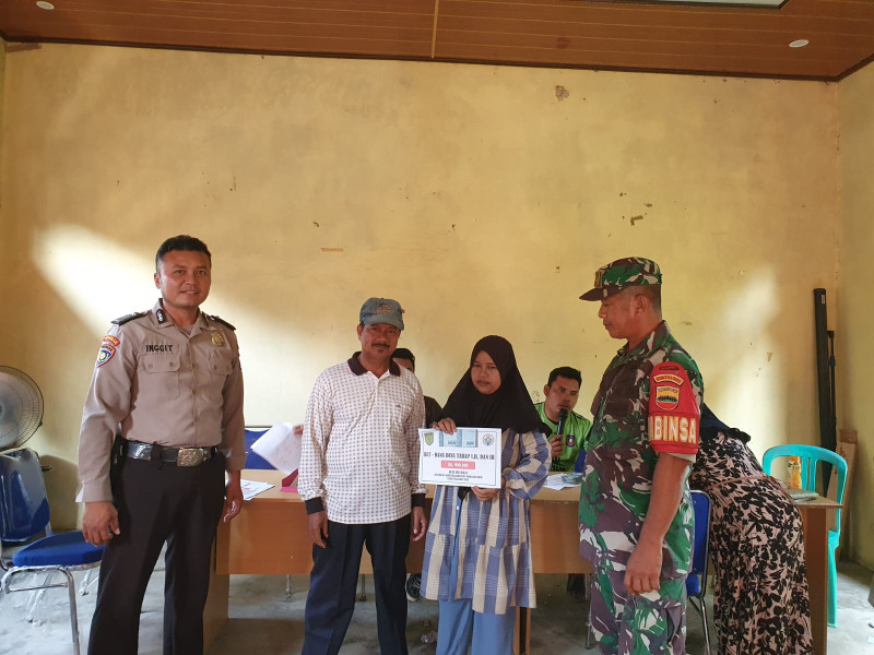Bhabinkamtibmas Polsek Kemuning Polres Inhil Giat Pendampingan Penyaluran BLT DD di Desa Air Balui