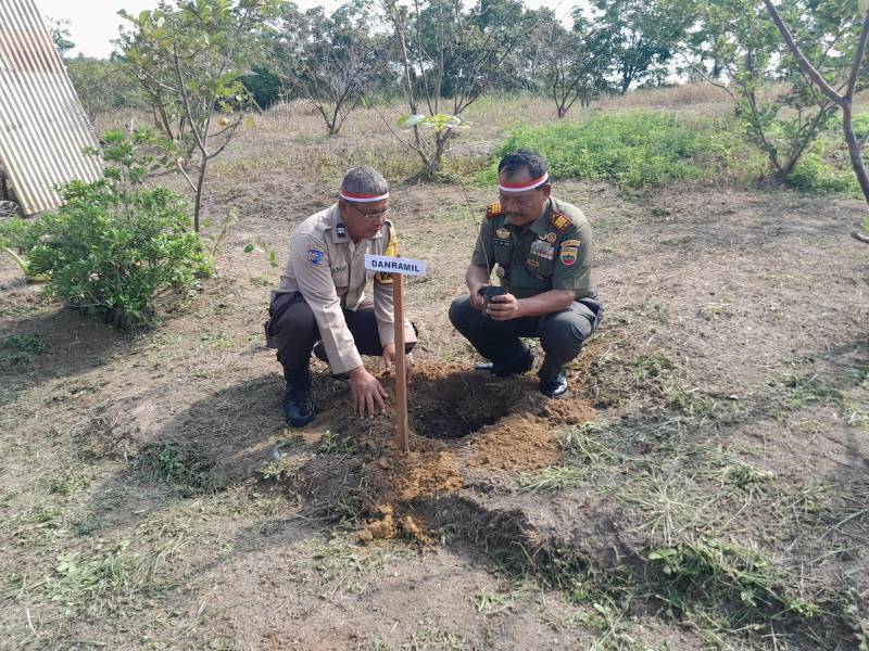 Danramil Perawang Ikuti Pelaksanaan Penanaman Pohon Serentak Polri Lestarikan Negeri di Perawang Barat