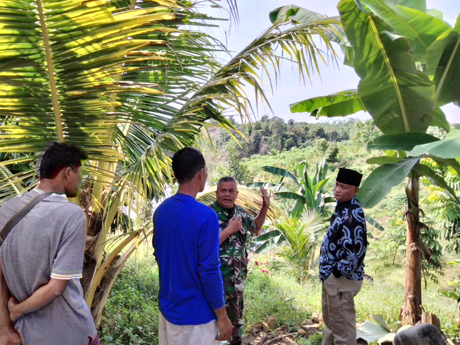 Antisipasi Karhutla Sejak Dini, Serma Zulkifli Berpatroli & Sosialisasi di Kelurahan Minas Jaya