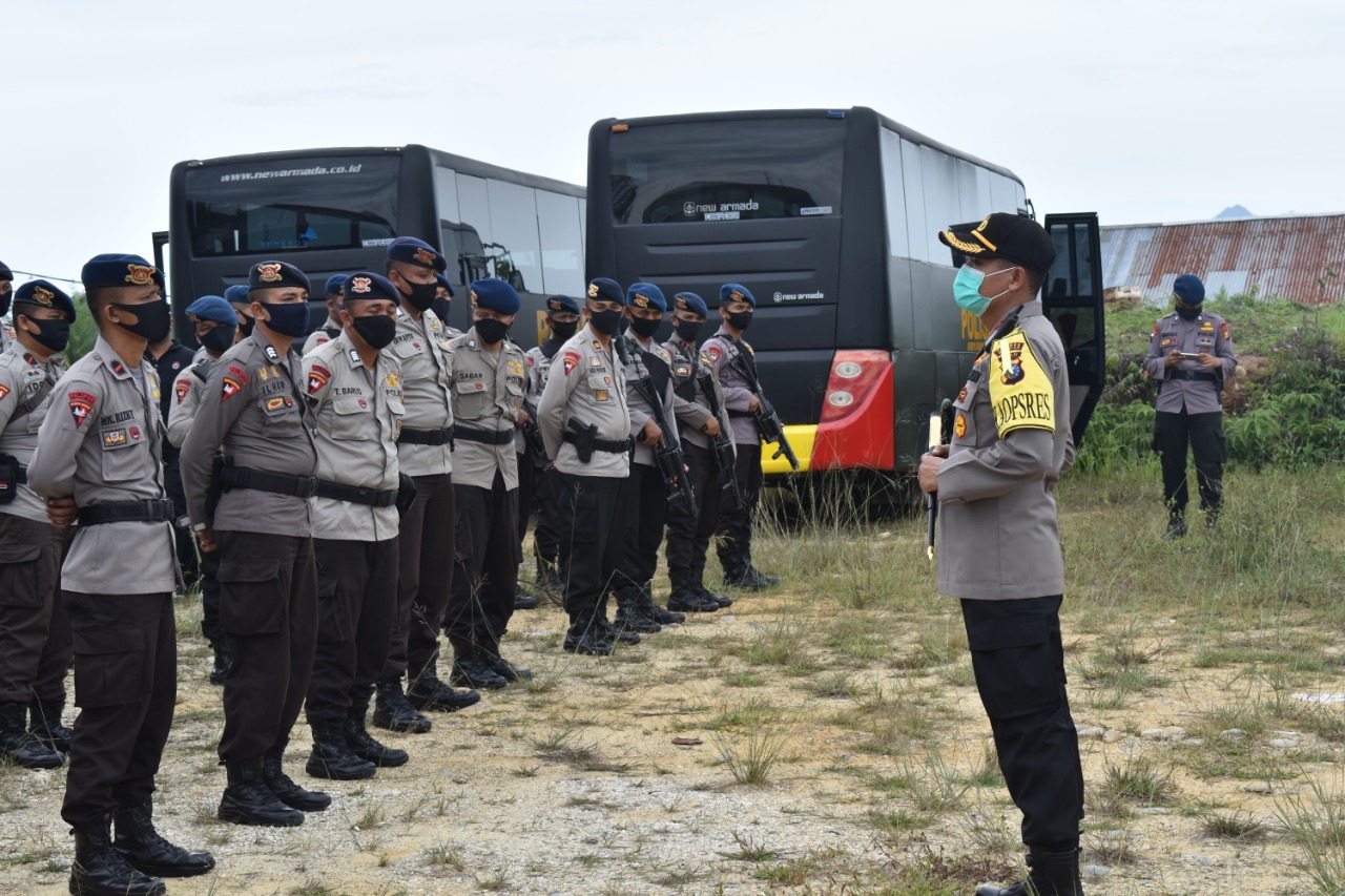 50 Anggota Brimob Polda Riau Perkuat Pos Cek Point Covid-19 di Wilayah XIII Koto Kampar