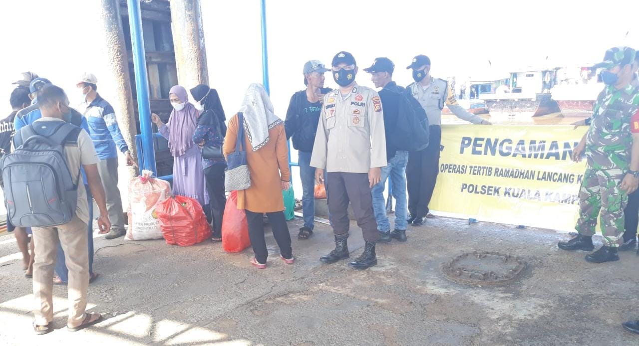 Pantau Aktivitas di Pelabuhan, Polsek Kuala Kampar Lakukan Pengamanan