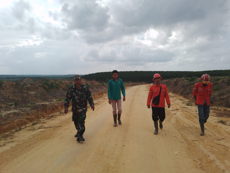 Babinsa Koramil 03/Minas Gencar Patroli Karhutla di Kp Lubuk Umbut