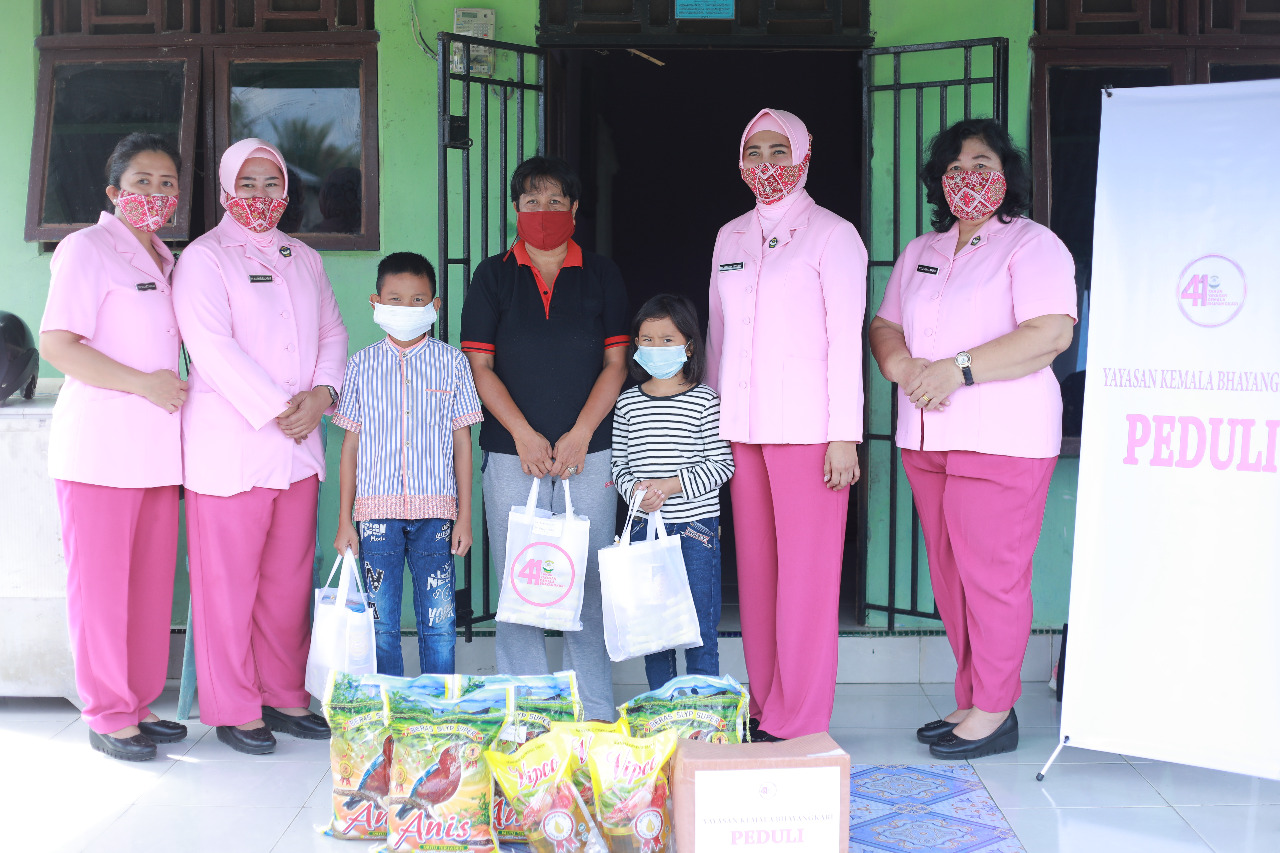 Peringati HUT YKB Cabang Inhil Ke-41, Bhayangkari Gelar Tali Asih Kepada Warakawuri Anak Yatim Polri