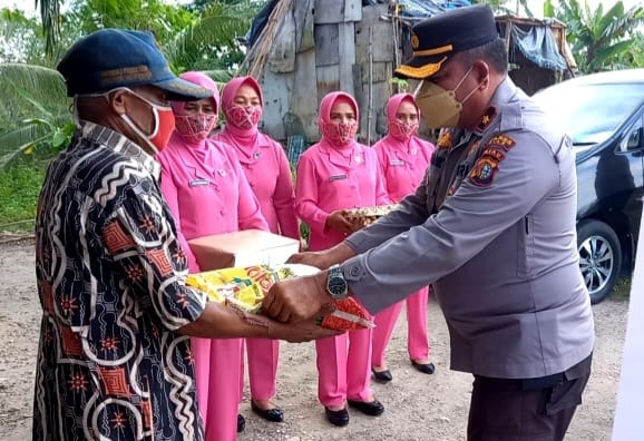 Peringatan HKGB Ke-70, Kapolsek Minas Pimpin Ibu-ibu Bhayangkari Giat Bansos Bhayangkari