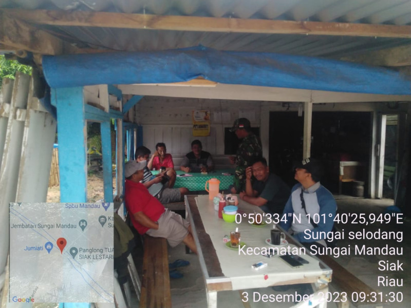 Sambangi Warga Binaan, Babinsa Koramil 03/Minas Komsos Tentang Bahaya Narkoba di Kampung Sungai Selodang