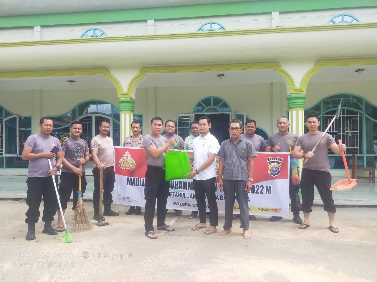 Sambut Maulid Nabi, Polsek Tambang Goro Bersihkan Masjid dan Beri Bantuan Sembako