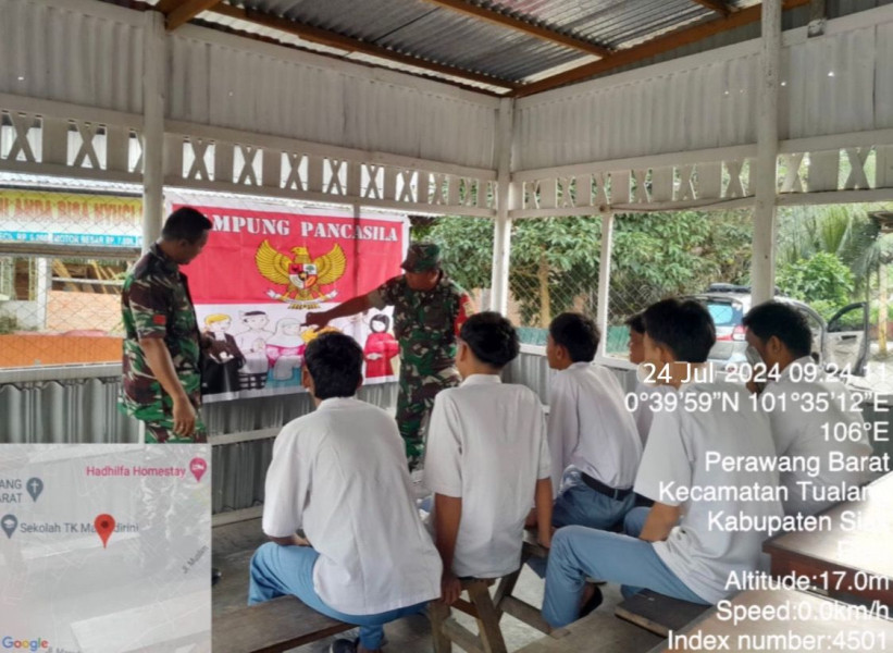Sambangi Warga di Perawang Barat, Sertu Venus Luberto dan Praka Gunariadi Sosialisasikan Nilai-nilai Pancasila