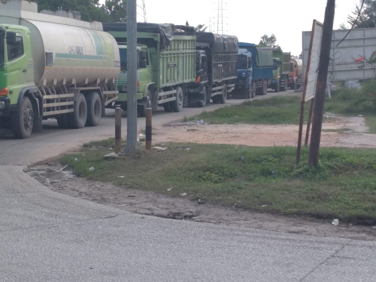 Perbaikan Jalan Di Kelurahan Purnama Kota Dumai Mengakibatkan Macet Panjang