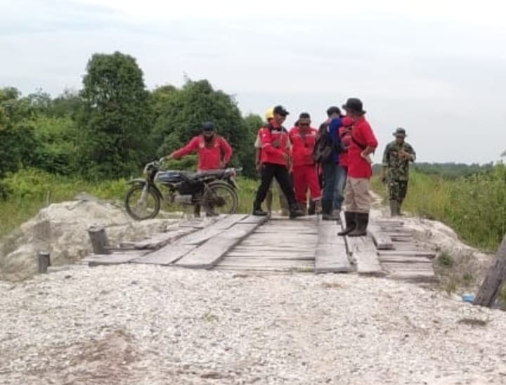 Di Kampung Olak, Serka Ardhi Syam Beserta RPK dan MPA Patroli Dan Cek Embung Guna Antisipasi Karhutla di Wilayah Rawan Kebakaran