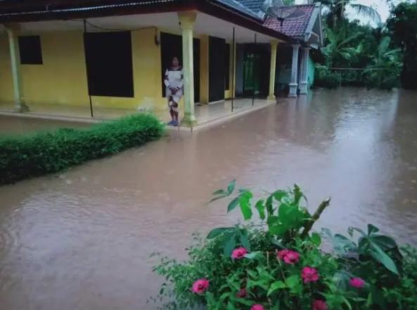 Intensitas Hujan Yang Cukup Deras Banjiri Pemukiman Warga di Duri