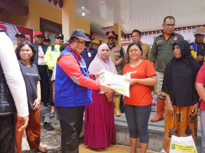 Gubri Edy Natar Nasution Salurkan Bantuan 10 Ton Beras Untuk Korban Banjir Di Pelalawan