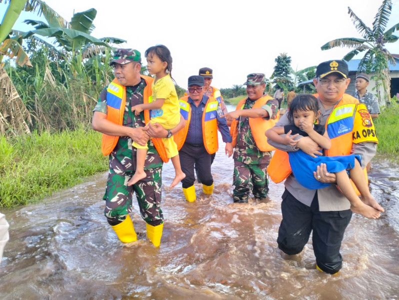 Berikan Bantuan Sembako, Dandim 0322/Siak Beserta Forkopimda Kunjungi Warga di Sungai Mandau Yang Terdampak Banjir