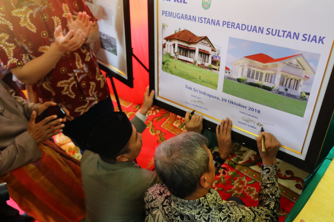 PT. RAPP Bantu Pemugaran Istana Peraduan Siak