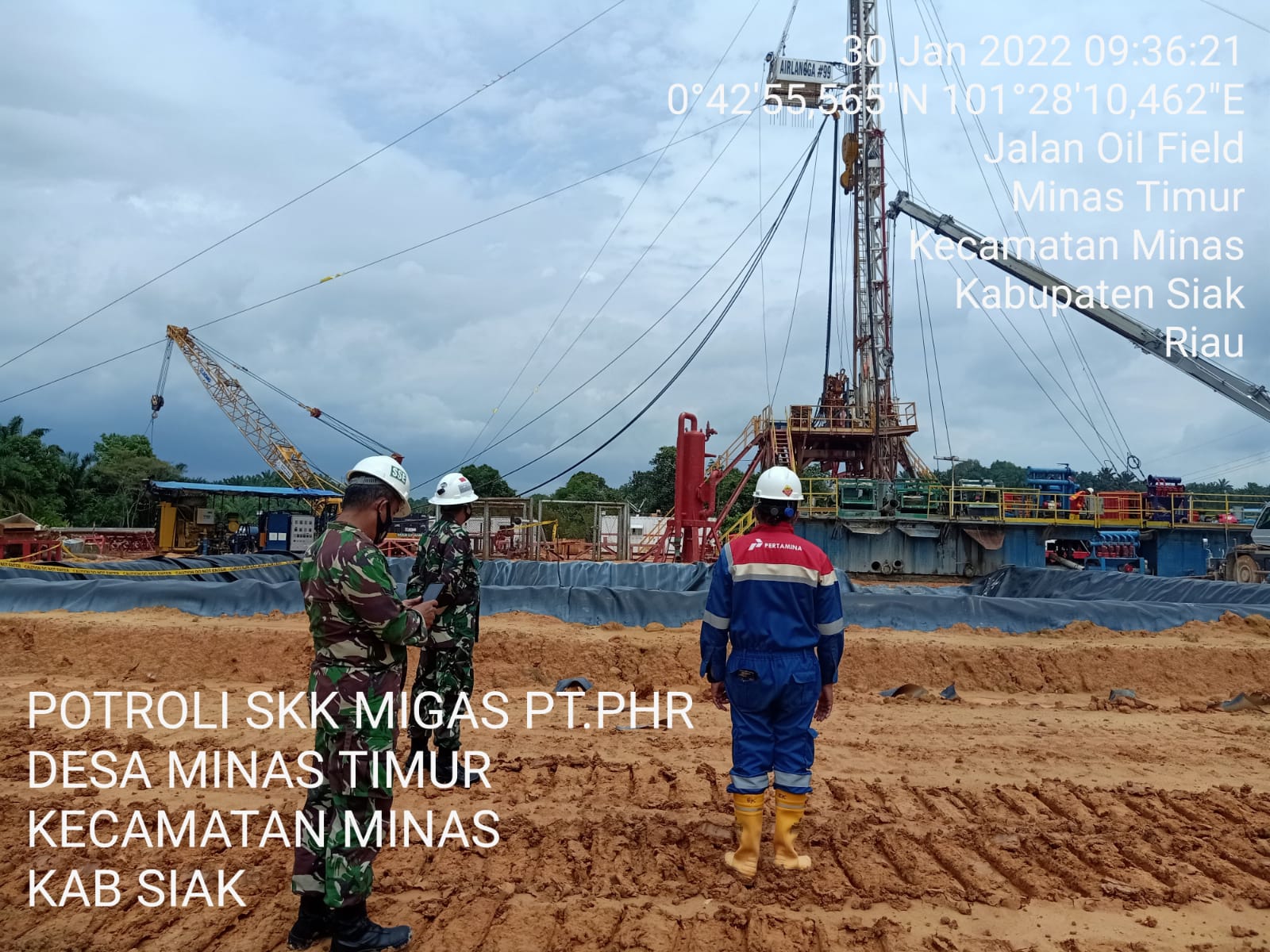 Jaga Keamanan OVN, Serka Alif & Sejumlah Anggota Koramil 03/Minas Patroli Drilling