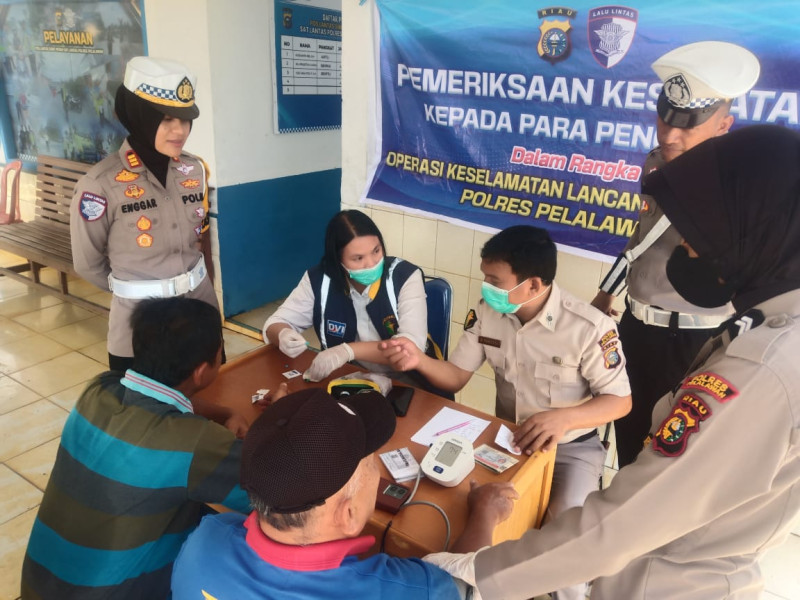 Satlantas Polres Pelalawan Gelar Pemeriksaan Kesehatan bagi Sopir Truk dan Bus di Jalur Lintas Timur