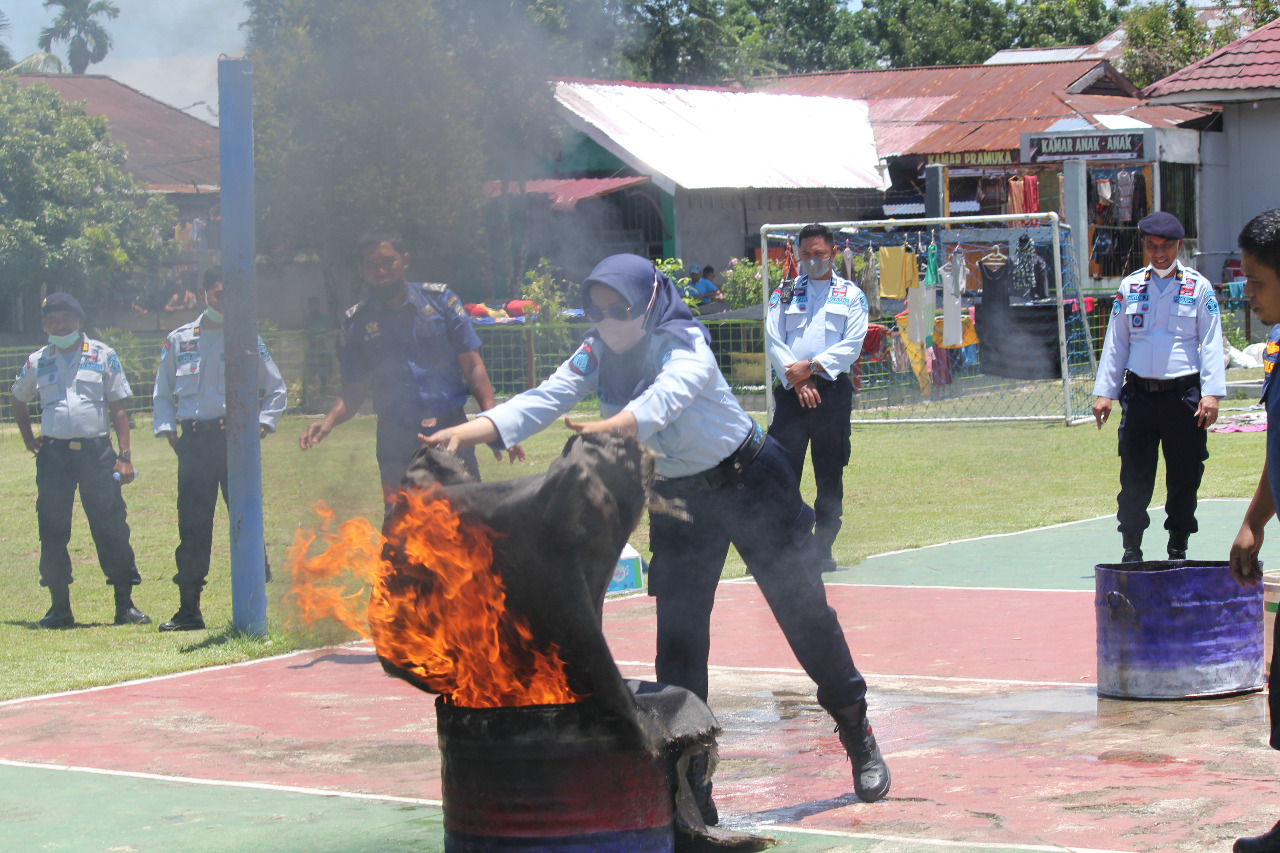 Petugas Lapas Kelas IIB Pasir Pengaraian Melakukan Pelatihan Pemadam Kebakaran