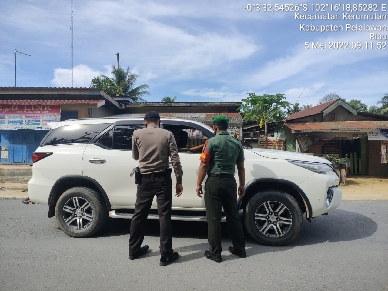 Polsek Kerumutan & Aparat TNI Menggelar Operasi Yutisi Prokes di Jalan Expan Bukit Garam
