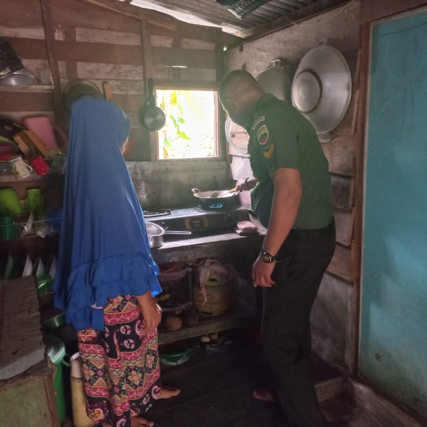 Sertu Sarju Babinsa Koramil 04/Perawang Bentu Warga Kurang Mampu Dengan Masuk Dapur Ibu Siti Di Kampung Tualang