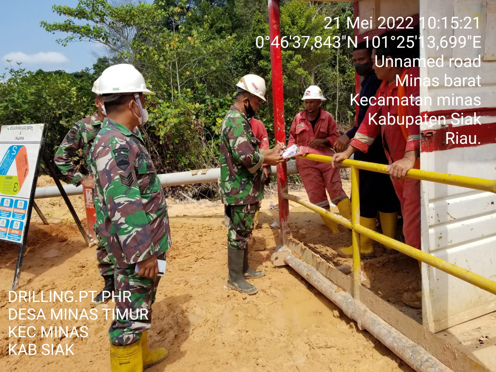 Sertu Susiawan & Sertu Ardhi Syam Hari Ini  Lakukan Patroli Drilling di Wilayah PT PHR Minas