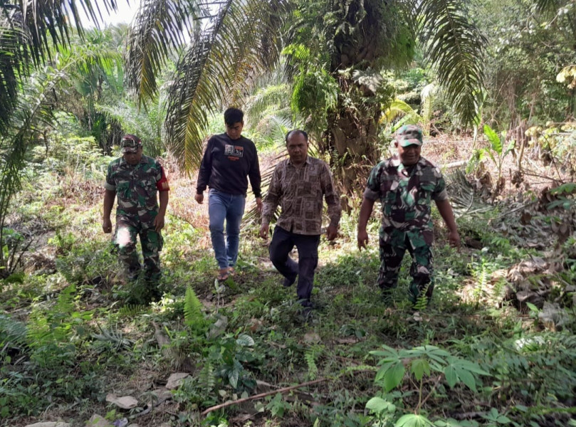 Sertu Sahidin  dan Sertu Venus Luberto, Bersama Warga Perawang Barat Dan Tim Lakukan Giat Patroli Guna Cegah Kebakaran Lahan