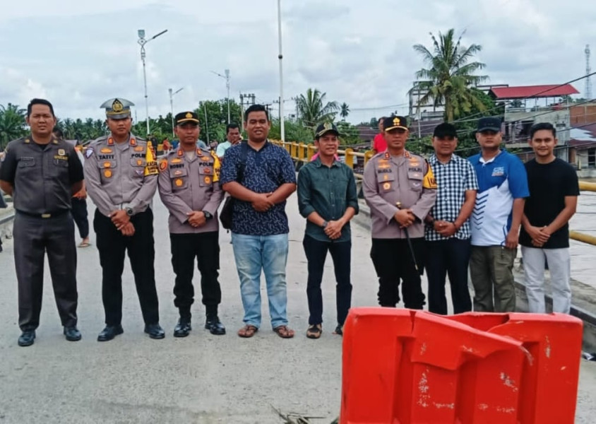 Satlantas Polres Rohul Atur Lalu Lintas Di Jembatan Sungai Rokan Yang Rusak