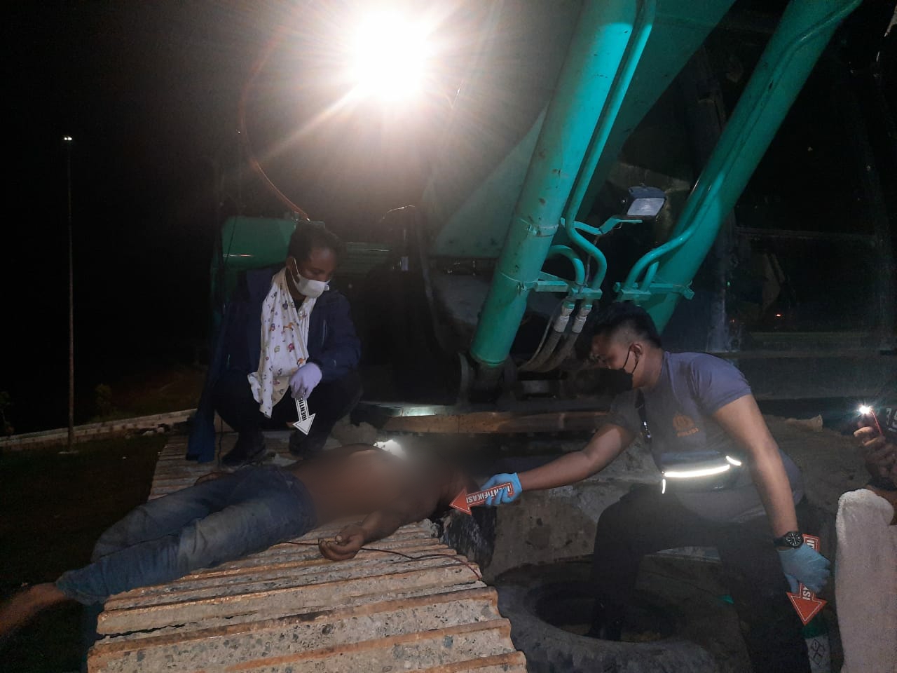 Setoker Lowboy Ini Ditemukan Tewas Diatas Roda Excavator Milik PT HKI, di Gerbang Tol Permai Minas