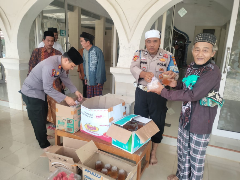 Giat Jum'at Berbagi, Polsek Koto Gasib - Polres Siak Sambangi Jama'ah Masjid Baitul Mujahidin Untuk Bagikan Paket Makanan Serta Sembako