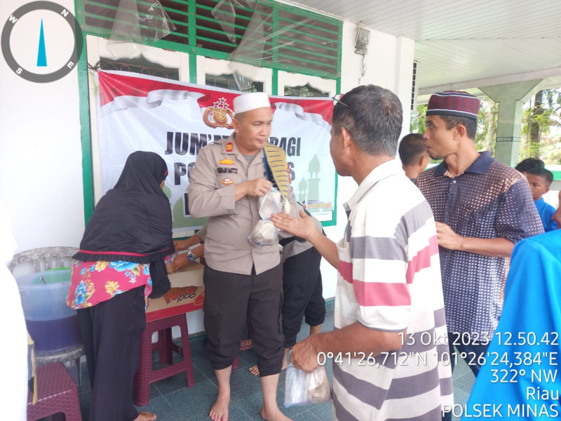 Giat Jumat Berbagai, Kapolsek Minas Dan Personil Sambangi Jamaah Masjid Rahmat di Minas Jaya