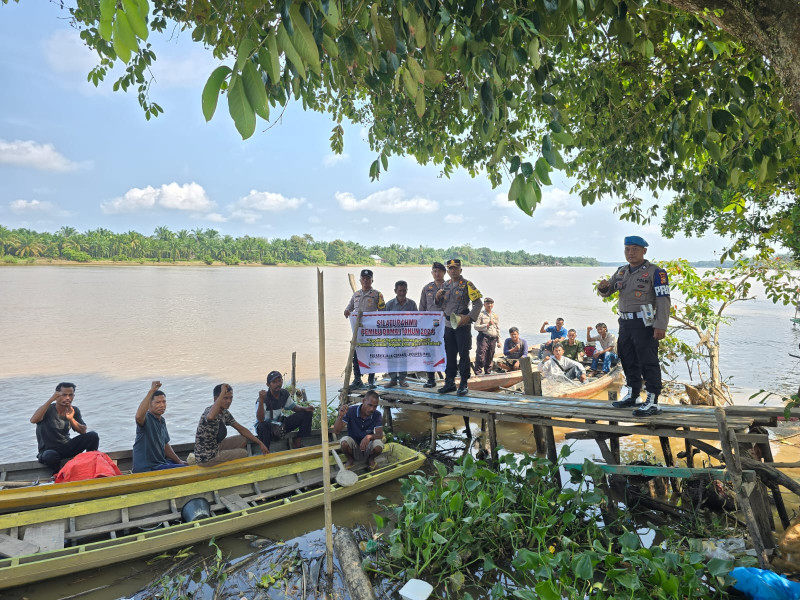 Kapolsek Kuala Cenaku Ingatkan Nelayan Waspada Buaya dan Berpartisipasi di Pilkada