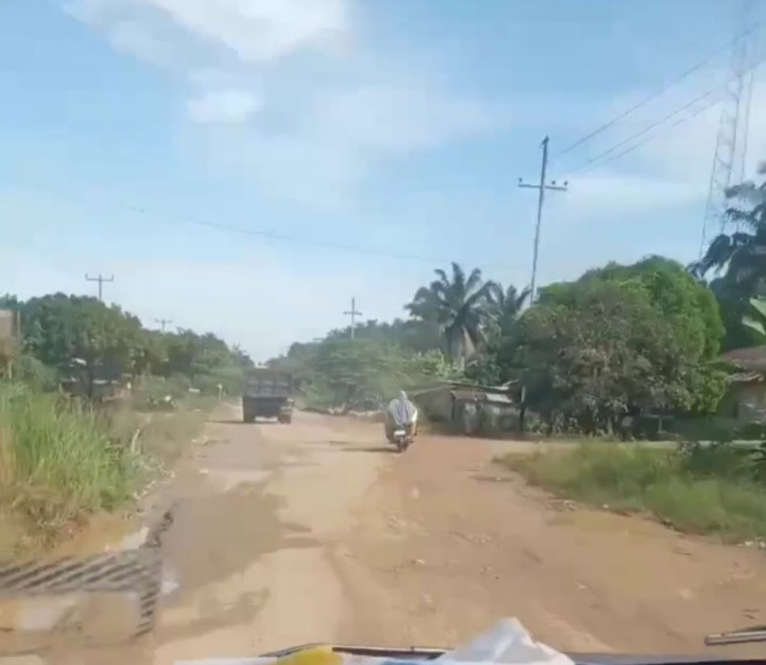 Rusak Parah, Warga Kampar Minta Pemerintah Lebih Peduli