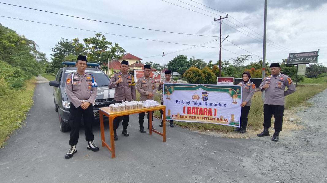 Polsek Perhentian Raja Bagikan Takjil Lagi di Bulan Ramadan, Tebarkan Kebaikan di Tengah Masyarakat!