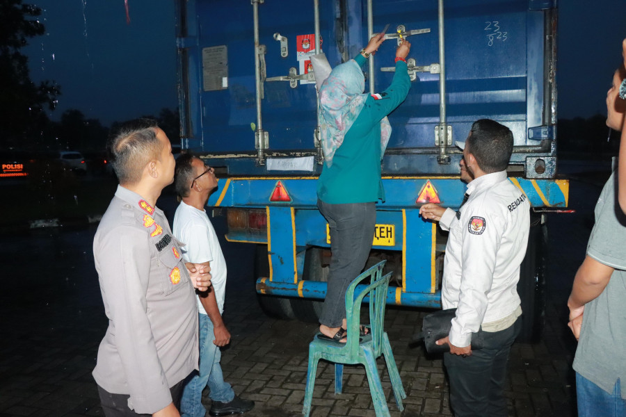 Sampai Di Bangkinang, Polres Kampar Kawal Ketat Logistik Pemilu 2024 di Gudang KPU Kampar