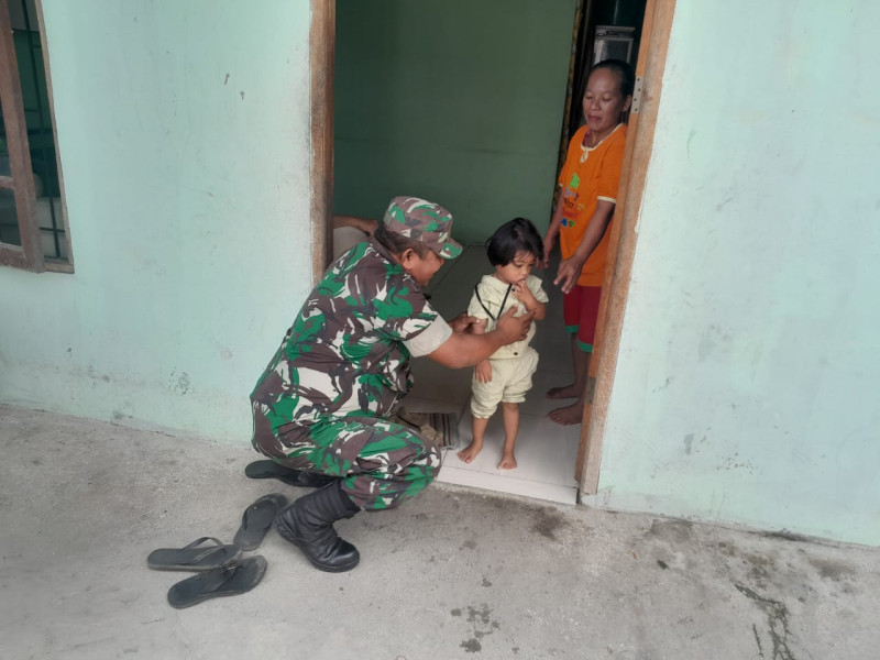 Babinsa Koramil 04/Perwang Sertu Venus Luberto Sambangi Kediaman Warga Binaan di Perawang Barat Untuk Lakukan Pengecekan Anak Stunting