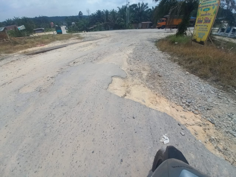 Dinilai Rusak Parah, Penghulu Kampung Minas Timur Minta PHR Bantu Perbaiki Jalan Menuju Kantor Desa & SMK N 1 Minas
