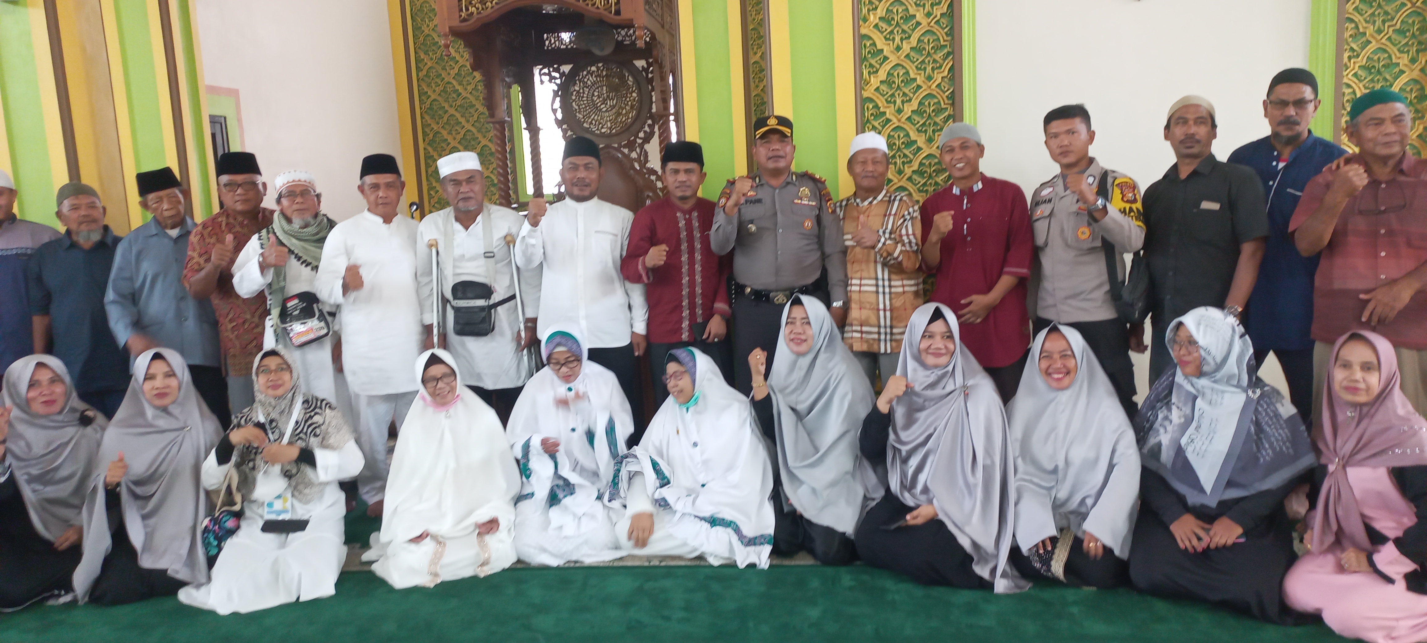 Plt Camat, Kapolsek & KUA Minas Sambut Kepulangan Jamaah Haji di Masjid Nurul Huda