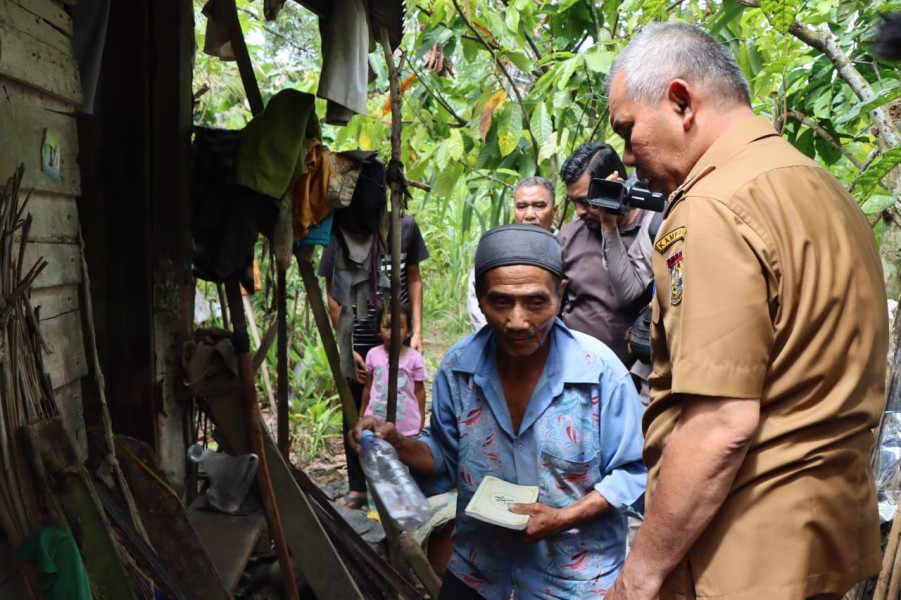Pj Bupati Kampar Tinjau Rumah Warga Yang Kurang Mampu di Kelurahan Pasir Sialang Kecamatan Bangkinang