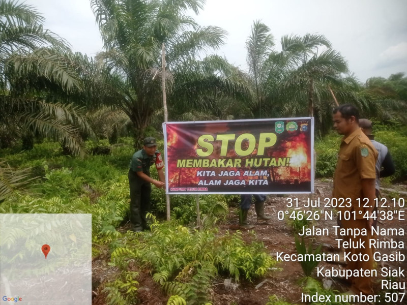 Dengan Memasang Spanduk, Babinsa Koramil 04/Perawang Gencar Sosialisasikan Larangan Karhutla di Kampung Teluk Rimba 