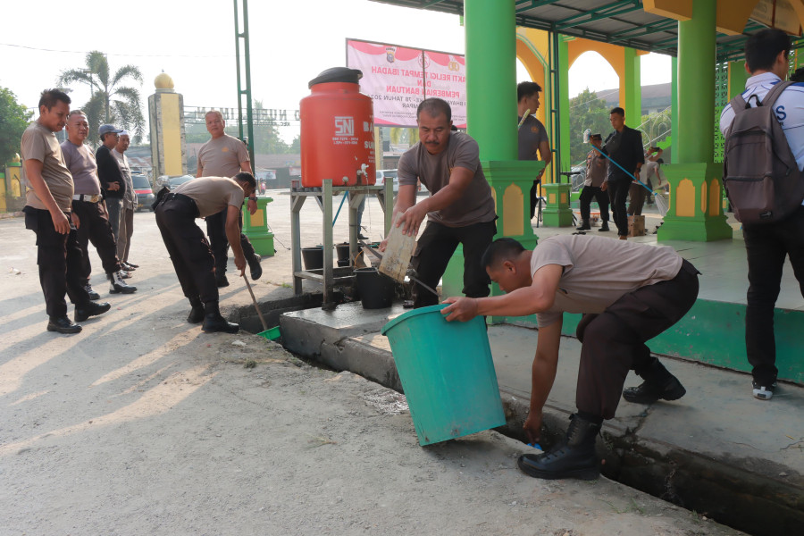 Polres Kampar Gelar Bakti Sosial Religi, Lakukan Goro di Masjid Nurul Iman Desa Kampar